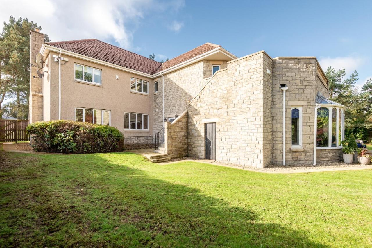 Luxury 6-Bed House With Pool Villa Glenrothes Bagian luar foto
