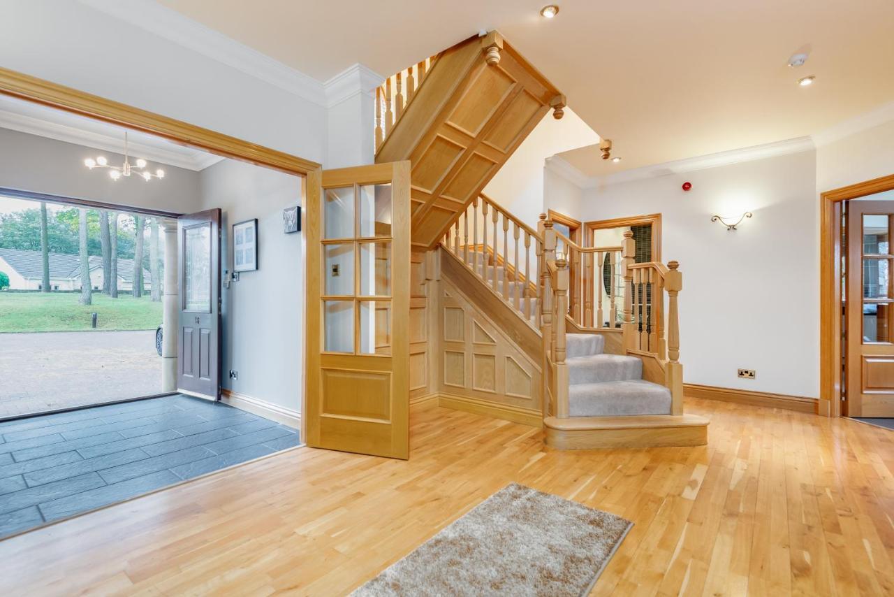 Luxury 6-Bed House With Pool Villa Glenrothes Bagian luar foto