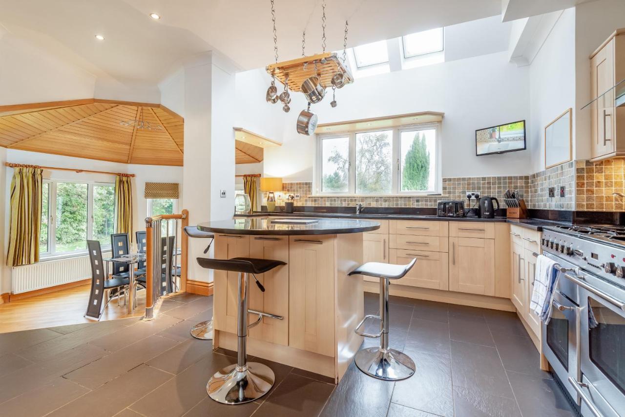 Luxury 6-Bed House With Pool Villa Glenrothes Bagian luar foto
