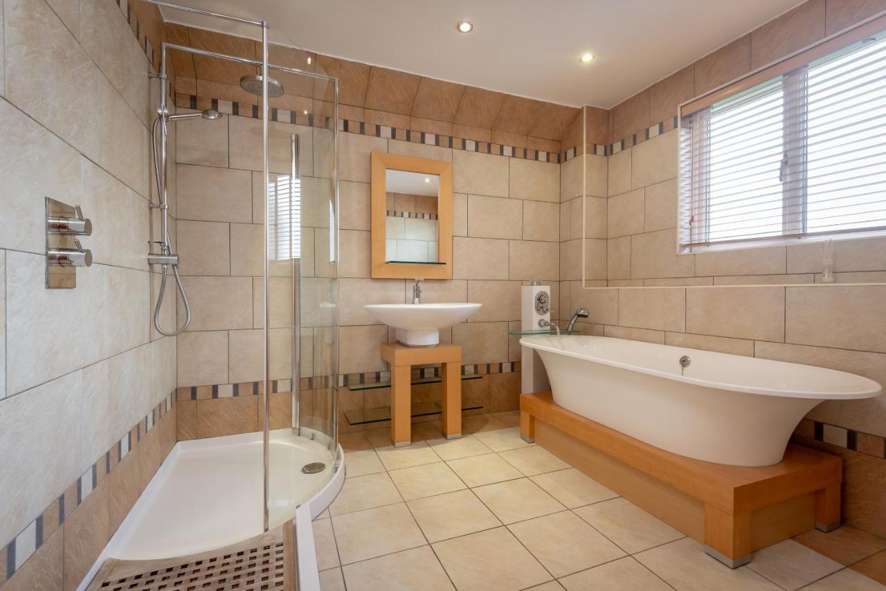 Luxury 6-Bed House With Pool Villa Glenrothes Bagian luar foto